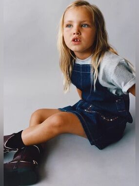 ZARA EMBROIDERED FLOWER DENIM
PINAFORE DRESS - Blue |